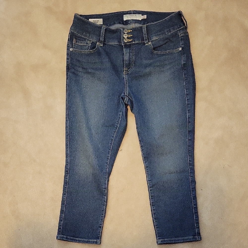 🤑⬇️Torrid Mid Wash Crop Denim Jeggings